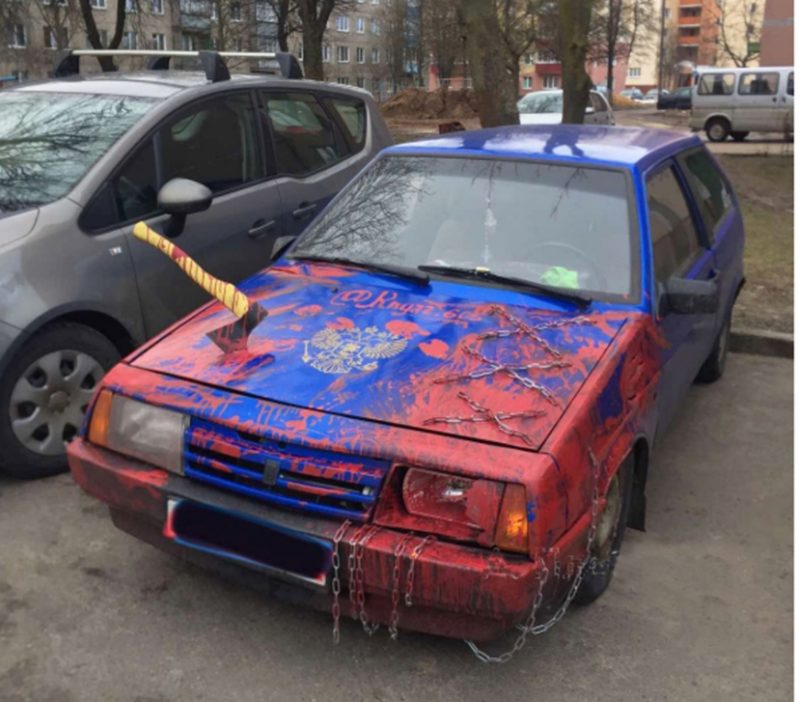 Трахает на капоте авто