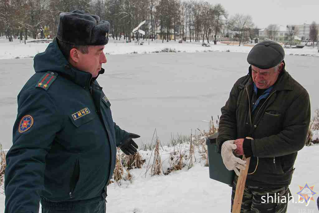 Рыбалка в сморгони. Зимняя безопасность. Рейд по горкам детским зима. Бобр спасатель МЧС лед для детей.