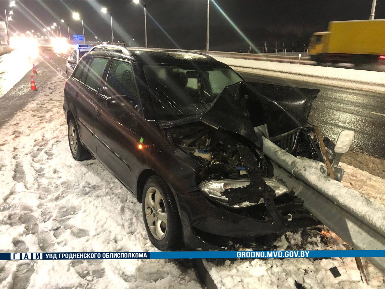 Водитель Škoda влетел в отбойник на новой кольцевой дороге в Гродно