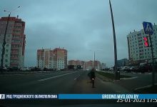 На Ольшанке ребенок едва не попал под машину (видео)