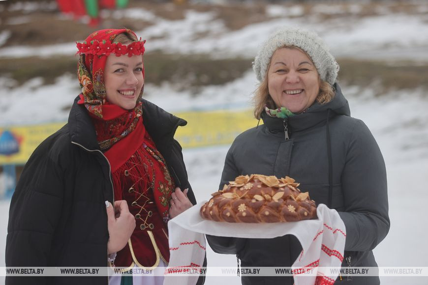 Чиновники соревновались в лыжных гонках под Новогрудком