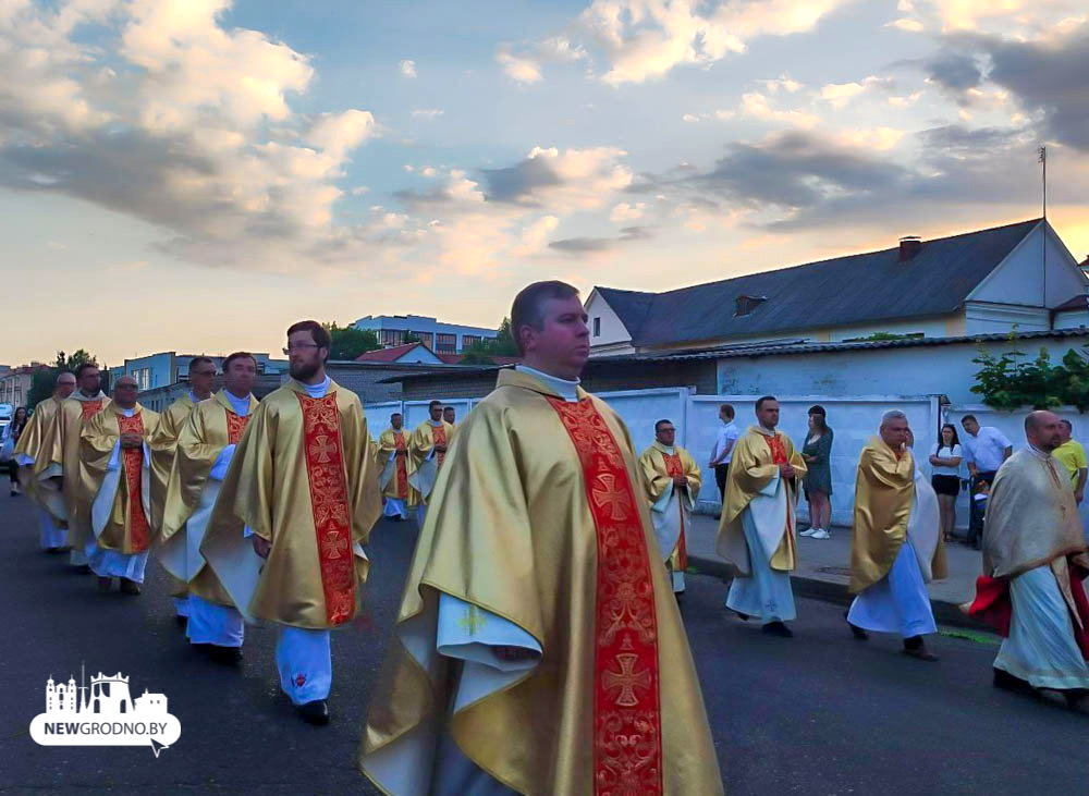 Сотни католиков прошли крестным ходом по центру Гродно
