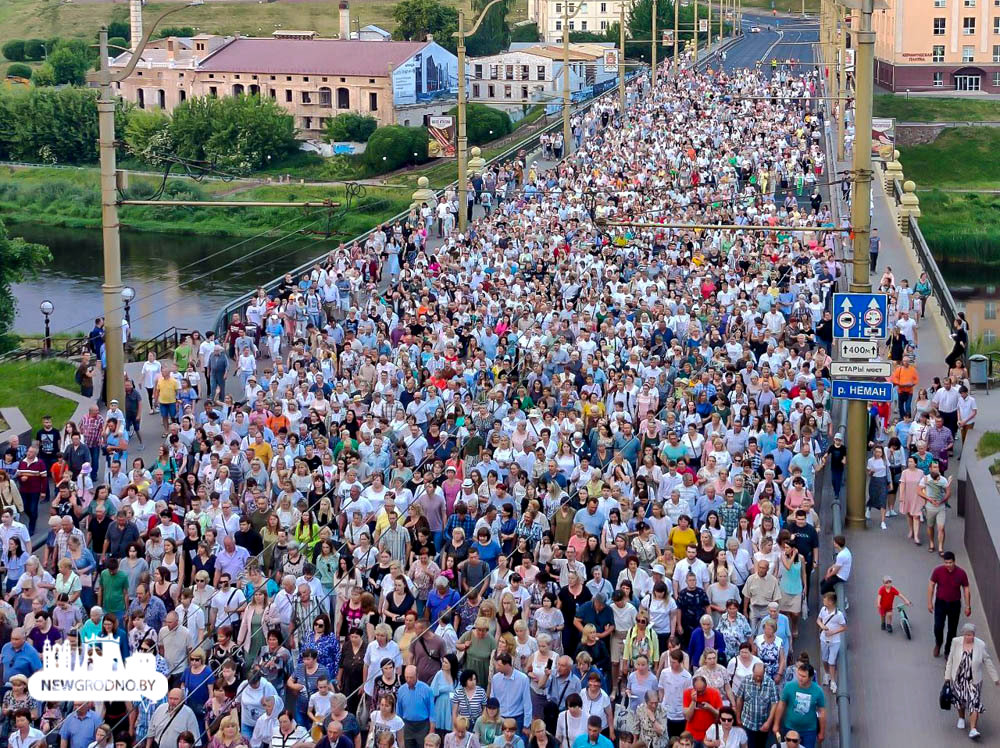 Сотни католиков прошли крестным ходом по центру Гродно