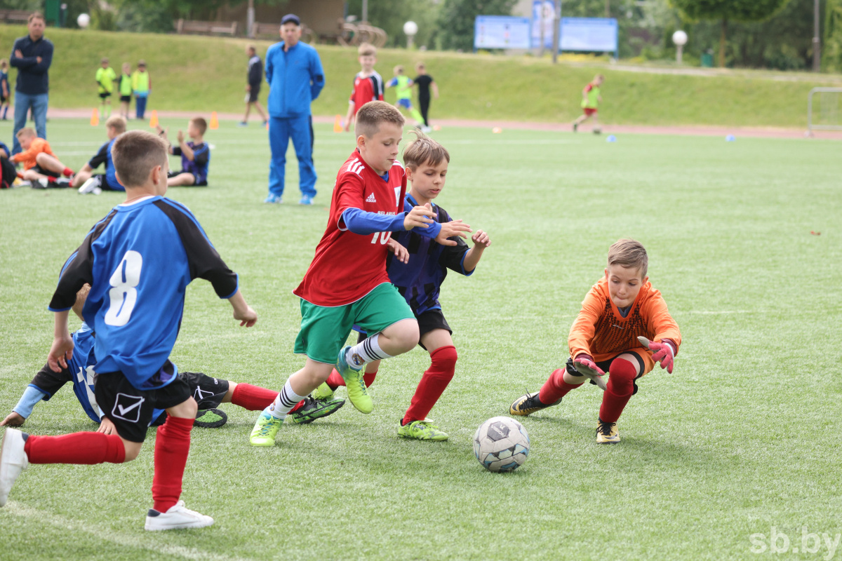 В Гродно юные футболисты разыгрывают путевку в финал "Кожаного мяча"