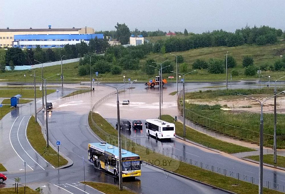 Короткий дневной ливень в Гродно успел доставить неприятностей горожанам 