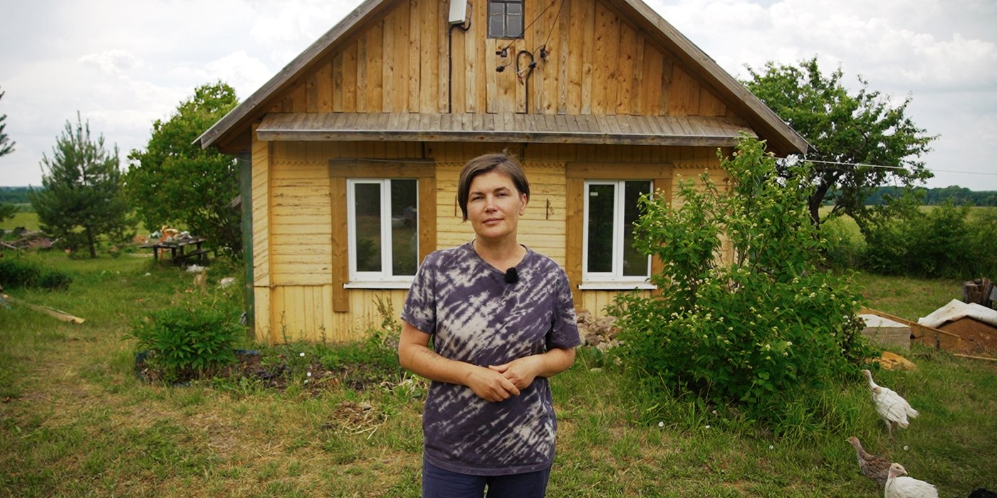 Уехали в глушь и построили треугольный дом. Зачем семья вкладывает десятки  тысяч в старый хутор?