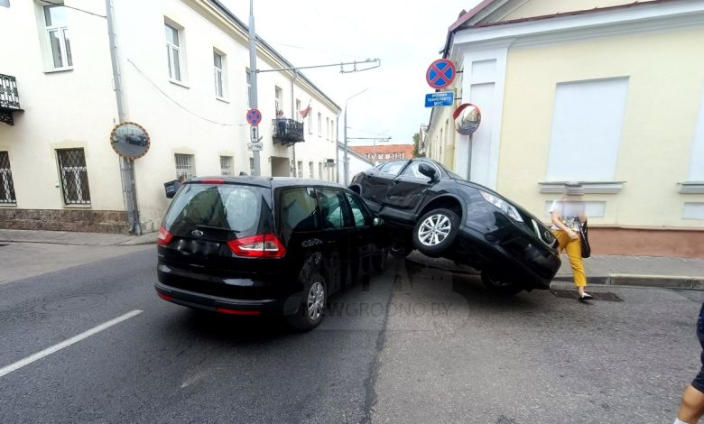 В Гродно кроссовер «запрыгнул» на минивэн