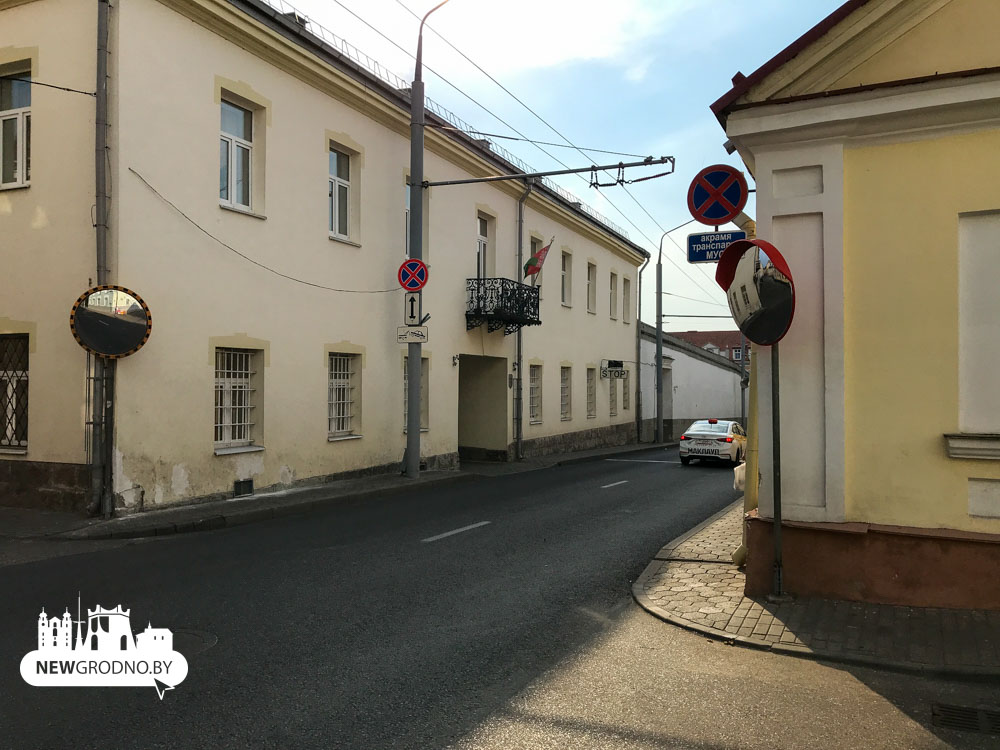 в центре Гродно установили большое зеркало