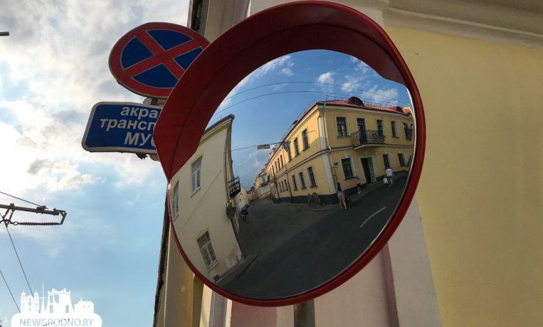 в центре Гродно установили большое зеркало