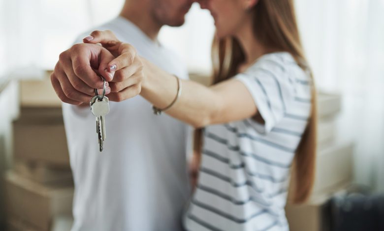 требовать у аренадотора залог или предоплату