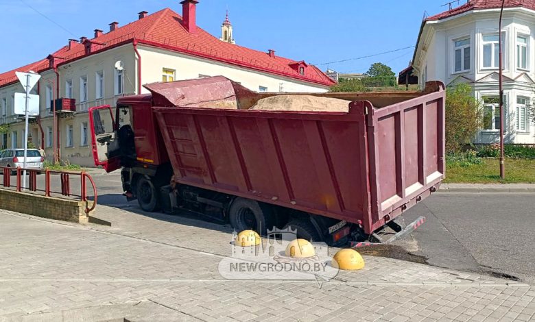 В центре Гродно груженый самосвал провалился под землю