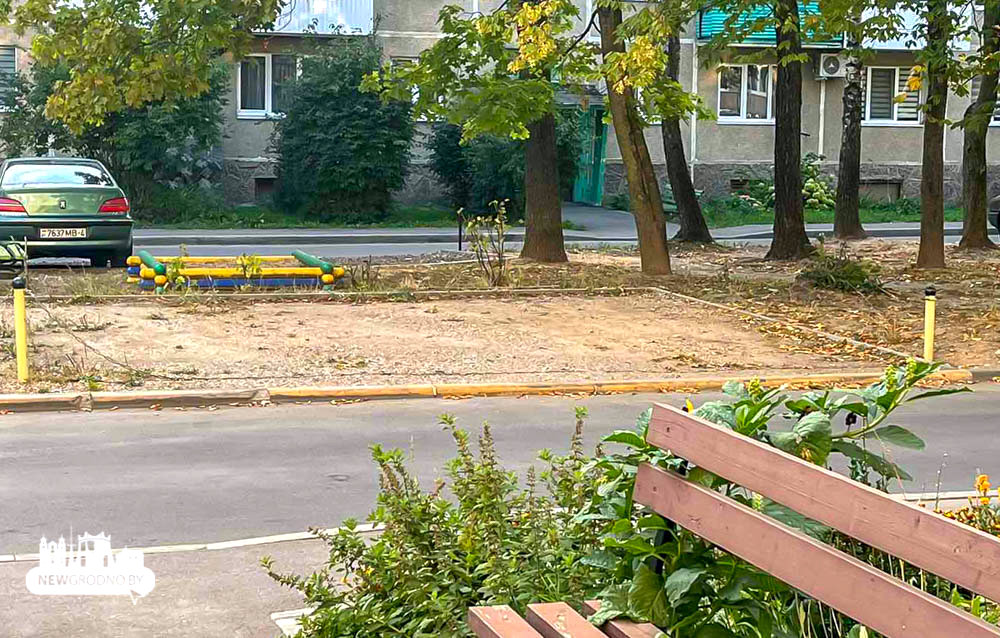 В Гродно люди за свой счет благоустроили парковку во дворе