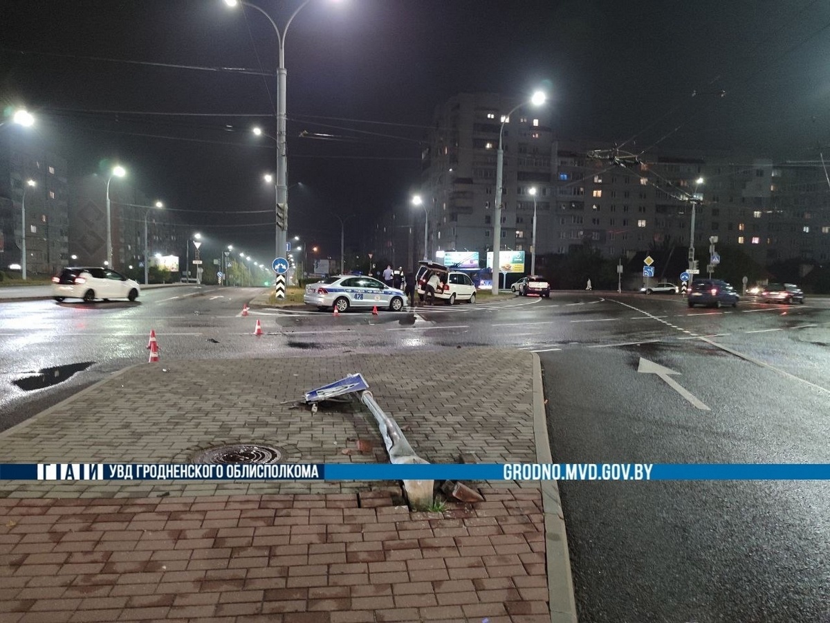 В Гродно водитель сбил светофор