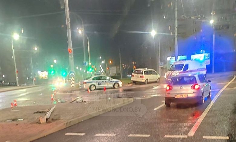 В Гродно водитель сбил светофор
