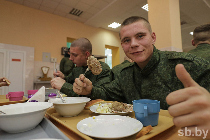 едят белорусские солдаты