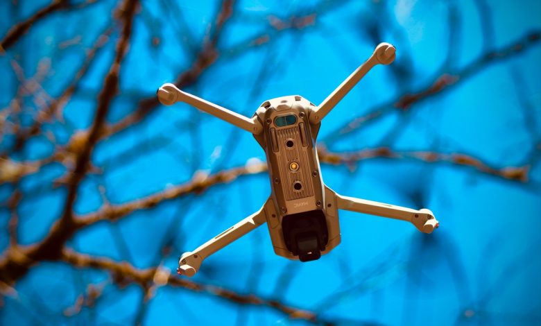 пользоваться дронами