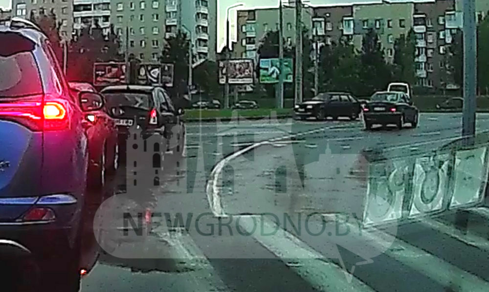 В Гродно в четверг еще один троллейбус стал участником курьезного ДТП (видео)