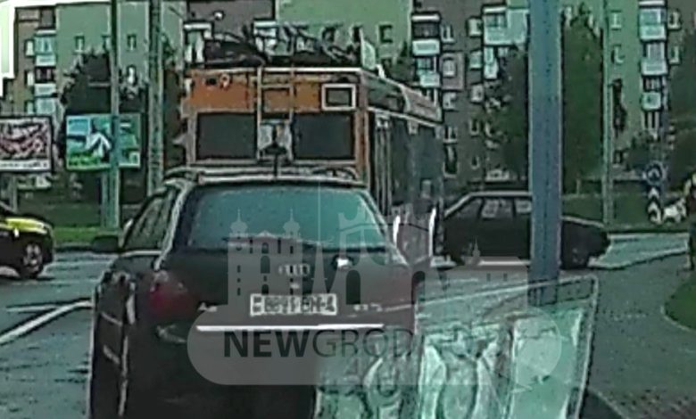 В Гродно в четверг еще один троллейбус стал участником курьезного ДТП (видео)