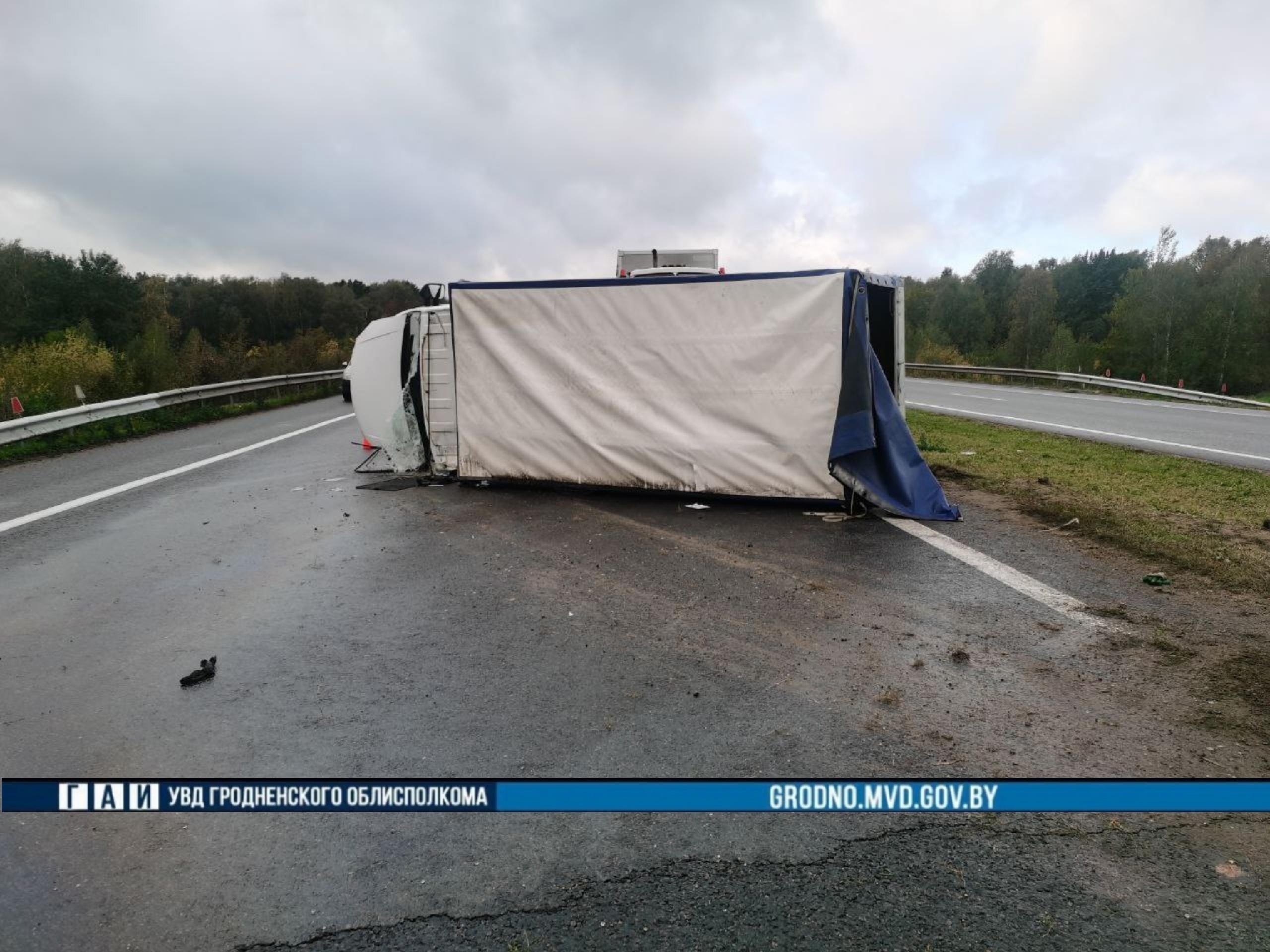 На трассе М6 возле Гродно перевернулся грузовик