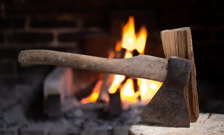 Под Новогрудком пьяный мужчина угрожал матери топором