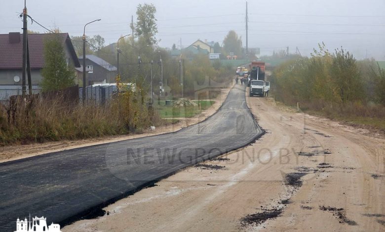 На одной из самых проблемных улиц в Зарице стали укладывать асфальт