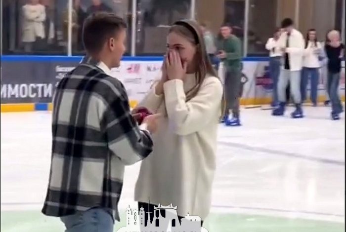 В Гродно парень сделал предложение девушке прямо на катке