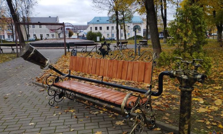 В Щучине установили скамейку в стиле МЧС