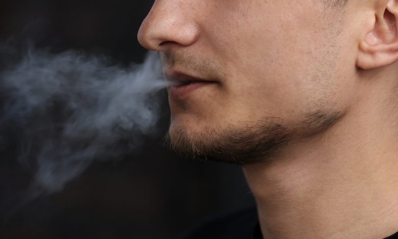 Узнали, сколько белорусских школьников курят электронные сигареты