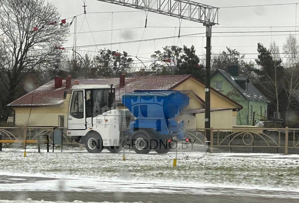 В Гродно на тротуарах работает необычная машина 