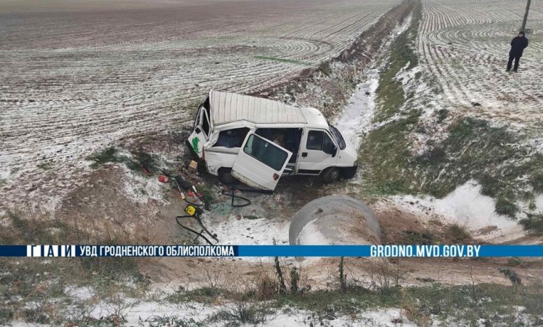 В Гродно бус "улетел" с дороги в глубокую канаву