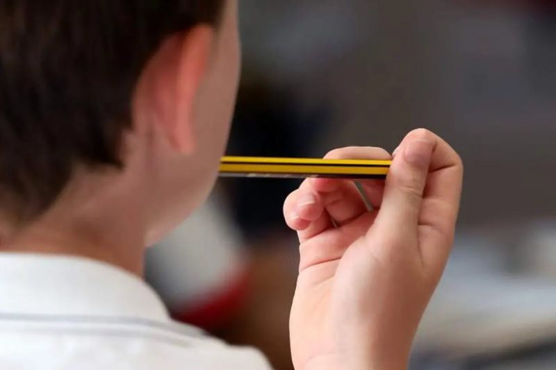 Ребенок любит грызть ручку или карандаш?