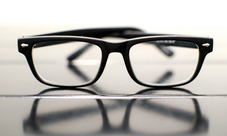 Мужчина в Гродно прихватил на почте забытые очки