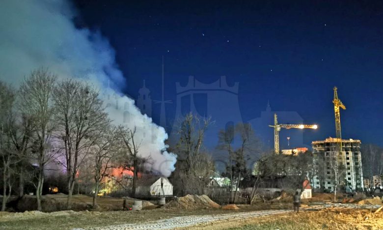 В Гродно вечером в воскресенье загорелась бывшая казарма