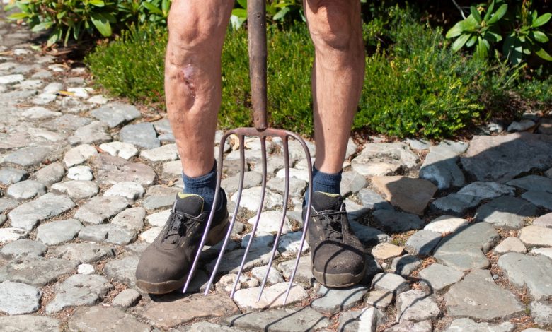 В Гродно мужчина бросился на соседа с вилами