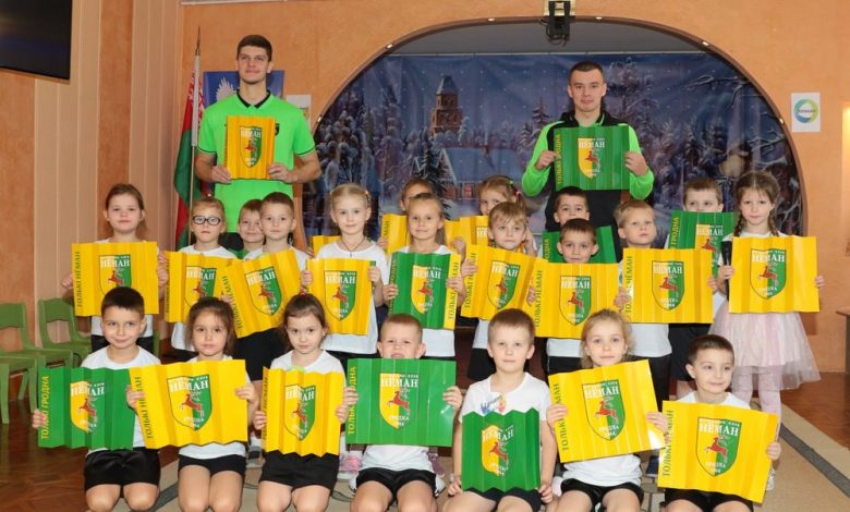 Футболисты «Немана» провели тренировку в детском саду