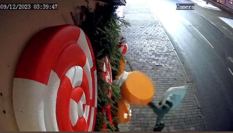 «Оторвал голову и добил ударом ноги»