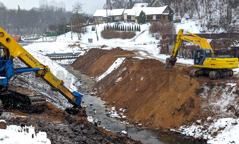Выравнивают берега.