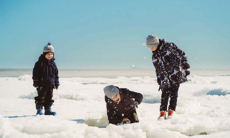 Опасные игры школьников на тонком льду Немана в Гродно