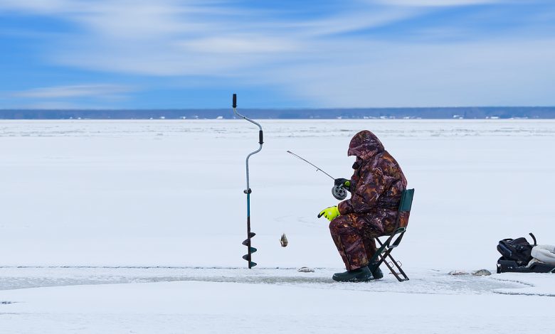 Обозначить прорубь и обязательно надевать жилет