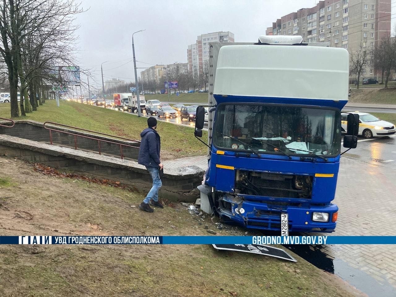 В Гродно груженая фура, уходя от удара в автобус, съехала на тротуар у  остановки