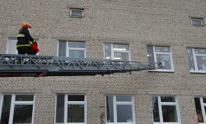 В Слониме Дед Мороз забрался в окно больницы