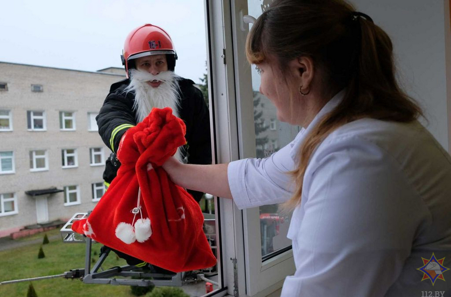 В Слониме Дед Мороз забрался в окно больницы