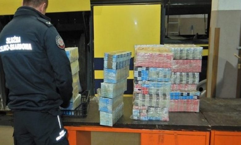 На границе Польши и Беларуси в автобусе нашли 3,2 тыс пачки сигарет