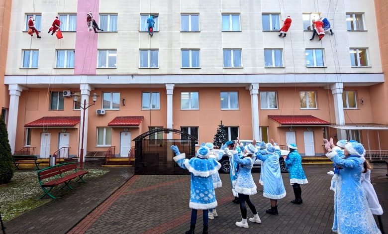 В Гродно промышленные альпинисты необычно поздравили пациентов детской больницы