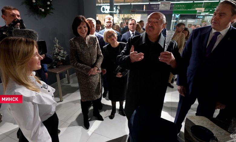 Лукашенко отметил, что сохранение стеклозавода в Берёзовке, было верным решением