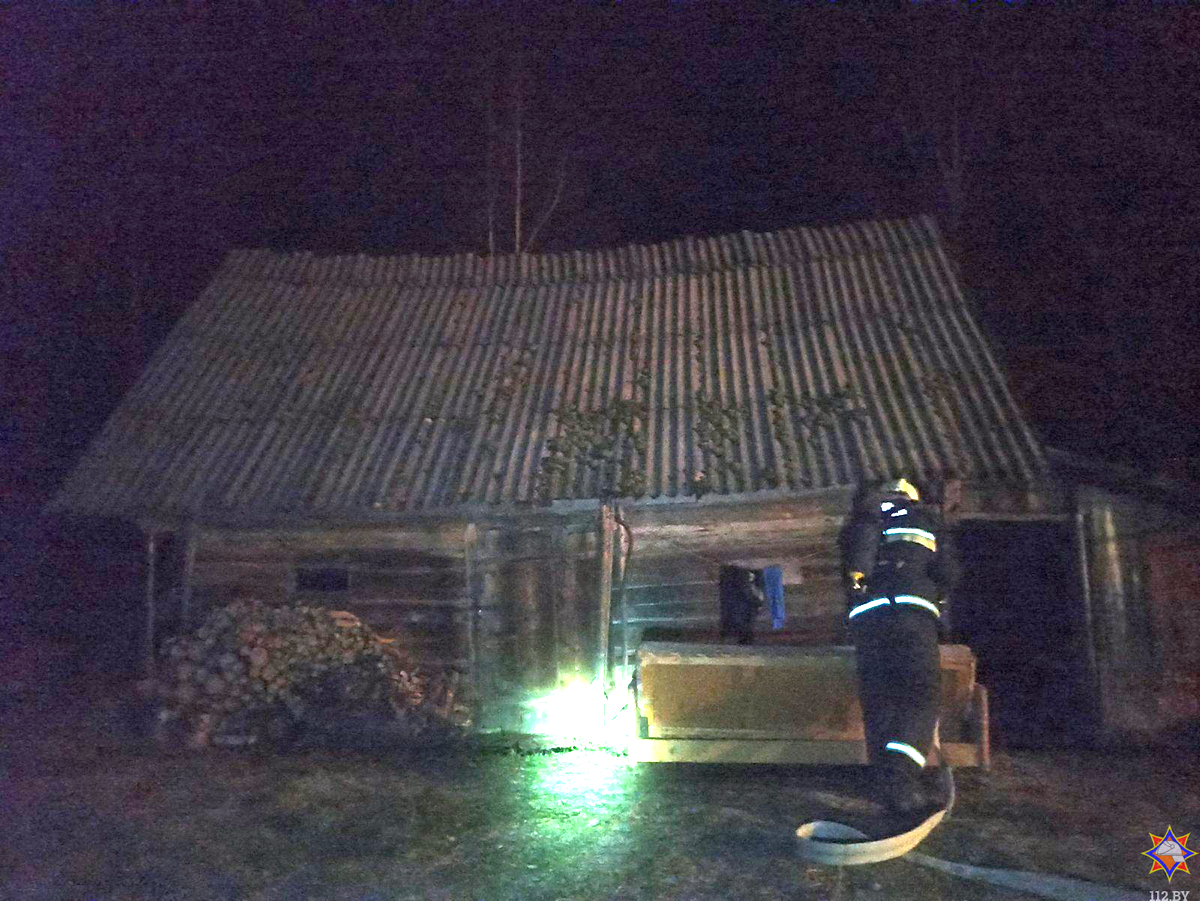 Под Гродно мужчина спас соседа на ночном пожаре