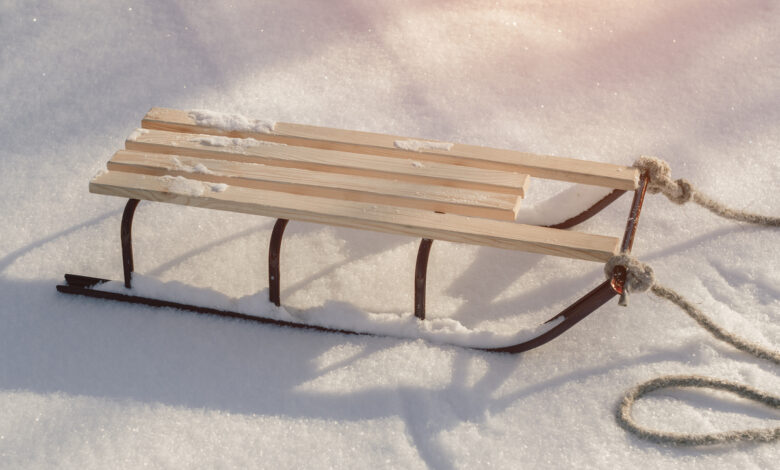 Белорусам напомнили о том, что подъезд – это не место для хранения санок