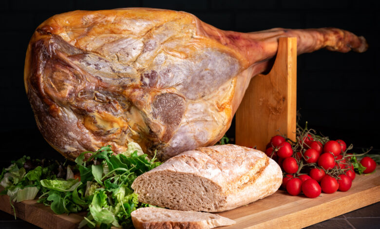 Белорус выкинул в мусорку целый хамон