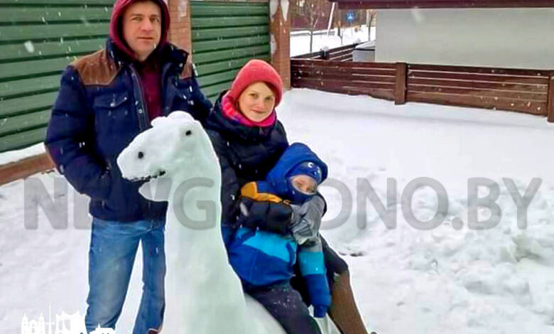 В Гродно появились снежные тираннозавр и диплодок