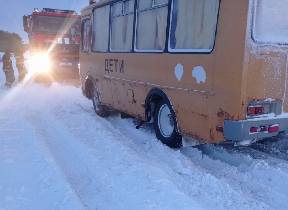 Из-за метели в снегу застряли два школьных автобуса